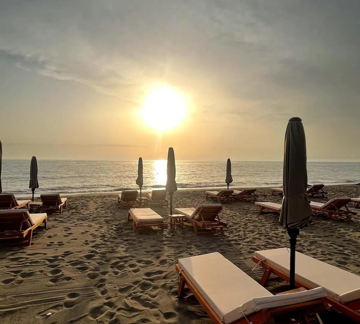 Beach, Pool & Garden Apartment Tale