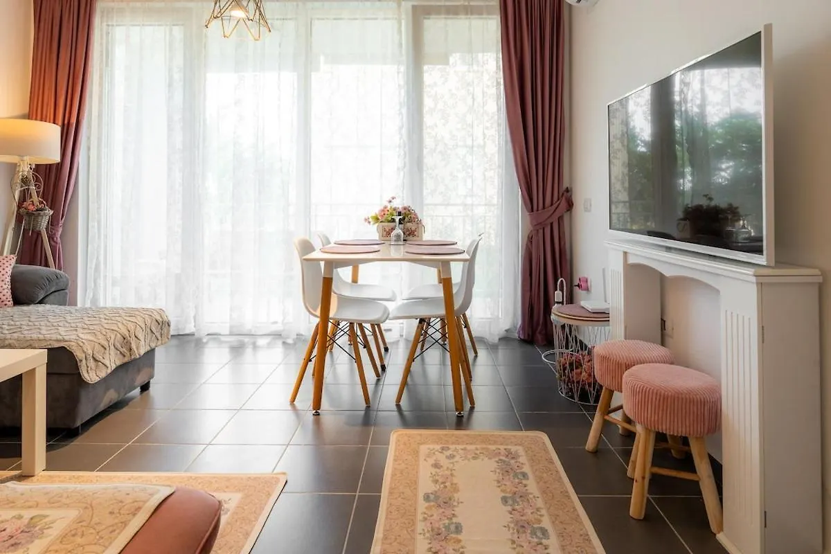 Beach, Pool & Garden Apartment Tale